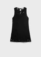 Vestido corto de crochet negro con cuello redondo, tirantes anchos y diseño recto. Incluye forro interior y cierre de botón en la parte posterior.