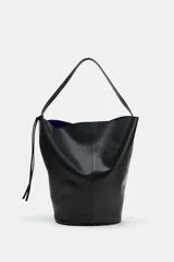 Maxi bolso de hombro de piel en color negro con interior azul y tiras colgantes en el lateral.