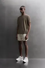 Camiseta de entrenamiento de corte relajado, confeccionada en tejido técnico ligero, elástico y semitransparente. Presenta cuello redondo, manga corta y costuras termofijadas.