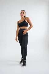 Legging deportivo de tiro alto con diseño de frunce en la parte posterior, confeccionado en tejido elástico con estampado sutil de líneas onduladas.