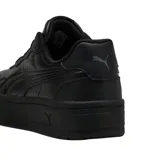 Championes Puma modelo Court Lally Skye, de diseño urbano con plataforma. Presenta una base blanca con detalles en color lila en la franja lateral, el talón, la lengüeta y la suela.