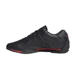 Championes urbanos Adidas Adiracer L en colaboración con Audi Revolut F1 Team, de color negro con detalles en rojo. Diseño de inspiración automovilística con las clásicas tres tiras en los laterales, suela de perfil bajo y el logo de la marca en la lengüeta y el talón.