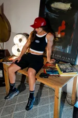 Short negro oversize con logo triangular estampado en gris en la pierna izquierda.