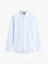 Camisa de vestir Tommy Hilfiger de corte slim color celeste, con textura dobby, cuello abotonado, manga larga y el logo de la marca bordado en el pecho.