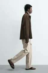 Jeans straight ankle fit de tiro medio, confeccionados en denim de algodón con efecto lavado en tono beige. Presenta diseño de cinco bolsillos, presillas para cinturón y cierre frontal con cremallera y botón metálico.