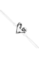 Pulsera ajustable de cordón blanco con un dije central de corazón martillado con baño de plata de ley.