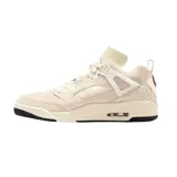 Championes Nike Jordan Spizike Low en color beige, confeccionados en una combinación de gamuza y materiales sintéticos. Presentan el icónico diseño de paneles laterales con rejilla, detalles de textura tipo piel de elefante en la puntera y el talón, y una suela con unidad de aire visible.