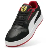 Championes Puma modelo Ferrari Court, de diseño urbano inspirado en el automovilismo. Presenta una combinación de colores negro, blanco y rojo, con el logo de Ferrari en la lengüeta y la icónica franja lateral de Puma en color blanco.