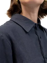 Camisa de manga larga confeccionada en 100% lino natural, con cuello clásico y cierre frontal de botones. Presenta un calce relajado y una textura ligera, ideal para climas cálidos.