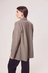 Blazer oversize con estampado de cuadros en tonos marrones y beige.