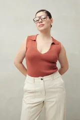 Top negro tejido sin mangas con escote en V y cuello tipo solapa.