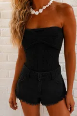 Body strapless de punto negro, con diseño texturizado en el torso y detalle cruzado en el escote.