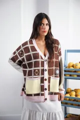 Cárdigan con espíritu vintage y mix de texturas, tejido en jacquard, con bolsillos frontales contrastantes, botones grandes, bordado a mano en manga y etiqueta de cuero con logo Anthea en la parte trasera.