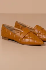 Chatitas color caramelo con punta fina y diseño capitoneado.