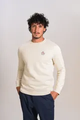 Buzo de cuello redondo color crudo, con detalle de logo bordado en el pecho, mangas largas y puños elastizados.
