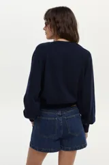 Short de denim azul medio con tiro medio, fit relajado y bolsillos utilitarios frontales.