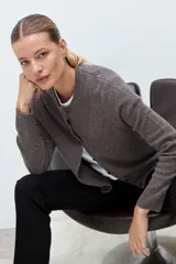 Cardigan de punto con mezcla de cashmere, color marrón chocolate, de corte clásico, cuello redondo y cierre frontal con botones a tono.