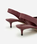 Zapato slingback de cuero color bordó, con diseño elegante, puntera fina y taco bajo tipo kitten heel. Cuenta con tira trasera elástica para mayor comodidad y ajuste.