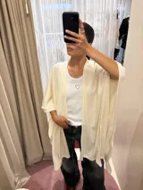 Ruana abierta de tejido liviano con caída fluida y textura sutil, diseñada con un corte amplio y versátil que envuelve el cuerpo.