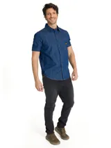 Camisa de denim azul oscuro, de manga corta, con cuello camisero, cierre frontal con botones y bolsillo en el pecho con etiqueta de la marca CAT.