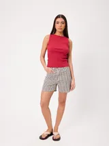 Short de tiro alto de denim con patrón de rayas verticales en tono azul y blanco, de corte holgado.