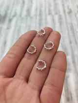 Aros pequeños de plata 925 con diseño de eslabones.
