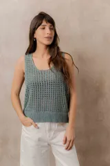 Chaleco tejido calado color verde militar, con escote redondo, breteles anchos y calce relajado, con terminación en rib en el ruedo.