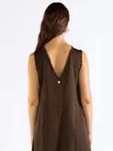 Vestido largo sin mangas de corte recto y holgado, con escote bote y bolsillos laterales. Confeccionado en mezcla de lyocell, viscosa y lino.