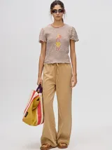 Pantalón de jean color gris oscuro con efecto acid wash, corte relajado y recto, con cintura elástica y cordón ajustable.