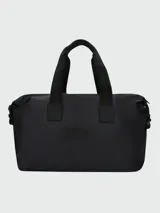 Bolso tipo tote de la marca Boss, color negro, con diseño minimalista, logo grabado en el frente, doble asa de mano y correa desmontable.