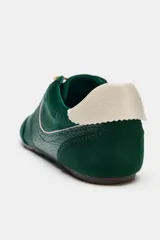 Zapatilla deportiva estilo running color verde, con combinación de materiales, pespuntes decorativos, cordones y talonera en contraste.
