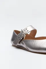 Balerina roja de cuero sintético con punta ligeramente afilada y tira ancha con hebilla metálica.