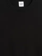 Buzo de algodón con cuello redondo, mangas largas y puños acanalados. Diseño básico y versátil de corte clásico.