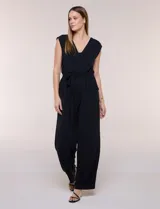 Enterito Luxology de crepÃ© color verde, sin mangas, con escote cruzado en V, cintura elastizada con lazo de ajuste y pantalÃ³n de corte amplio.