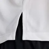 Remera deportiva de manga corta color blanco, con cuello redondo y diseño holgado. Cuenta con el logo de la marca estampado en el centro del pecho.