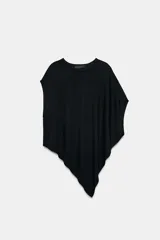 Top de punto color negro, con cuello redondo, manga corta y diseño asimétrico de corte fluido y caída en punta.