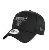 Gorra New Era con visera curva, color negro, con logo metálico de los Chicago Bulls en el frente y logo de la marca bordado en el lateral.