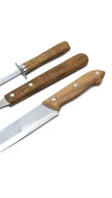 Set parrillero con pincho, cuchilla, chaira y tabla de madera de Acacia. Incluye estuche negro para transportar con cierre y detalle en broche abre y cierra en símil cuero.