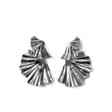 Par de aros colgantes plateados con forma de abanico con textura acanalada.