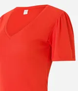Blusa en viscosa acanalada color naranja, con escote en V, mangas cortas y detalle de pliegues en los hombros. Marca Marfinno.