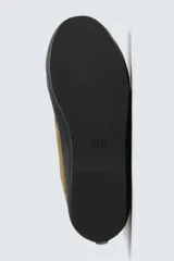 Zapatilla botín de piel con acabado serraje color verde militar, con cordones negros, pespuntes decorativos y puntera de goma negra. Suela plana negra.