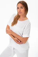 Blusa blanca de manga corta con ruedo doblado y escote redondo.