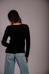 Blusa color beige de morley, con cuello en V y abotonada al frente.