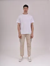 Pantalon cargo de corte recto y estilo urbano, color beige, con bolsillos laterales con solapa y cierre frontal.