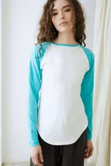 Remera de manga larga estilo raglan en combinación de color blanco y celeste.