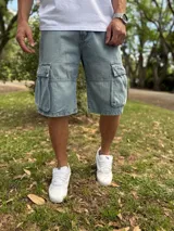 Bermuda cargo de jean estilo super baggy en color celeste lavado, con amplios bolsillos laterales con solapa.