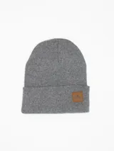 Gorro de lana tejido con vuelta, color verde oliva, con parche de cuero sintético en el frente que presenta un diseño de montaña grabado.