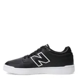 Championes New Balance modelo 480, de diseño urbano y clásico. Presentan una parte superior de cuero negro con el logo 'N' característico en los laterales en color blanco y negro, y una suela de goma blanca que proporciona tracción y durabilidad.