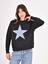 Buzo de cuello redondo y manga larga, color gris jaspeado con estampado de dos estrellas en tono oscuro con efecto desgastado.