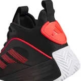 Championes Adidas Ownthegame 3.0, color negro con detalles en rojo y suela blanca.